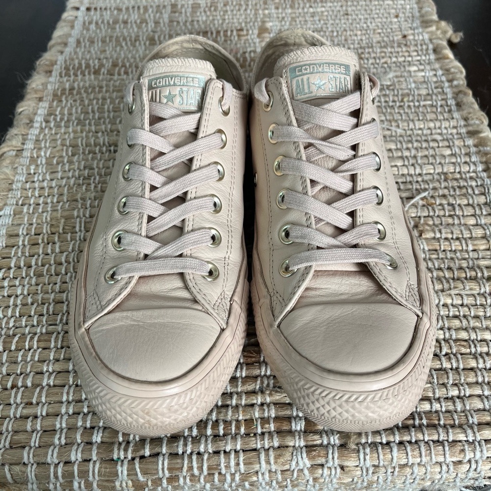 Converse Peach/Cream Leather Low Top Sneakers Size 8